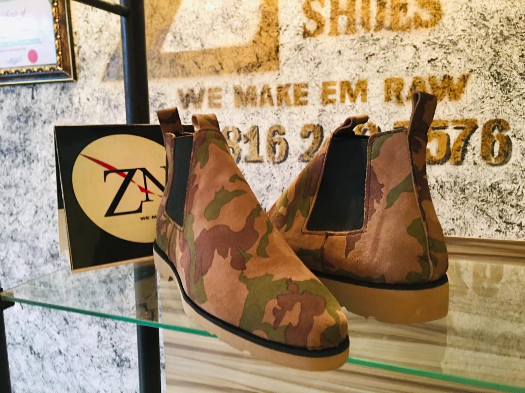 Who else can wear this pass a Nigeria Army check point? 😁 Chelsea Boot made by us @ZeddenShoes (Available in plain colours too) Price ===> 15k DM or WhatsApp wa.me/2348162497576 Delivery service available Nationwide Mr P