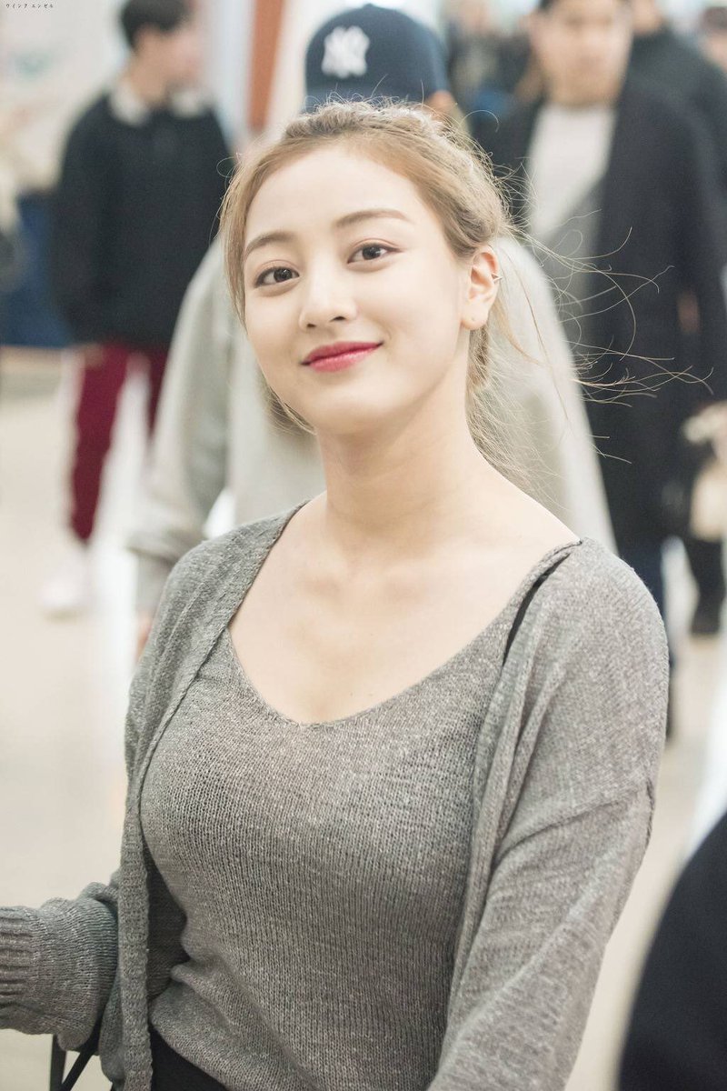 again about the visuals, i may not stan but i can OBVIOUSLY see how beautiful and pretty she is. bringing down an idols visuals isnt the best way to go when judging if a gg is good or not btw. (i love her in that gray outfit)