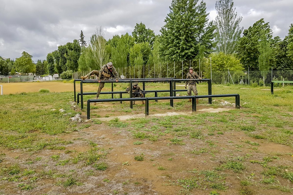 #BuenosDías. El #EjércitodeTierra trabaja día a día para mejorar la condición física de los #militares y garantizar así que cuentan con una forma física y preparación mental óptima para el cumplimento de su misión. #SomotuEjército 🇪🇸
ejercito.defensa.gob.es/inicio.html