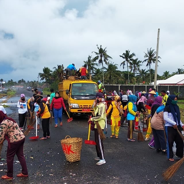 seputar_pnd's tweet photo. Warga Pangsndaran Pagi Tadi Melakukan Kegiatan Brrsih Bersih Pantai,, Nah Buat Kalian Yang Hobi Berwisata Jaga Kebersihan Yaww... Giat Bersih Bersih Pantai Timur Pangandaran https://t.co/kIGOI0rKhr