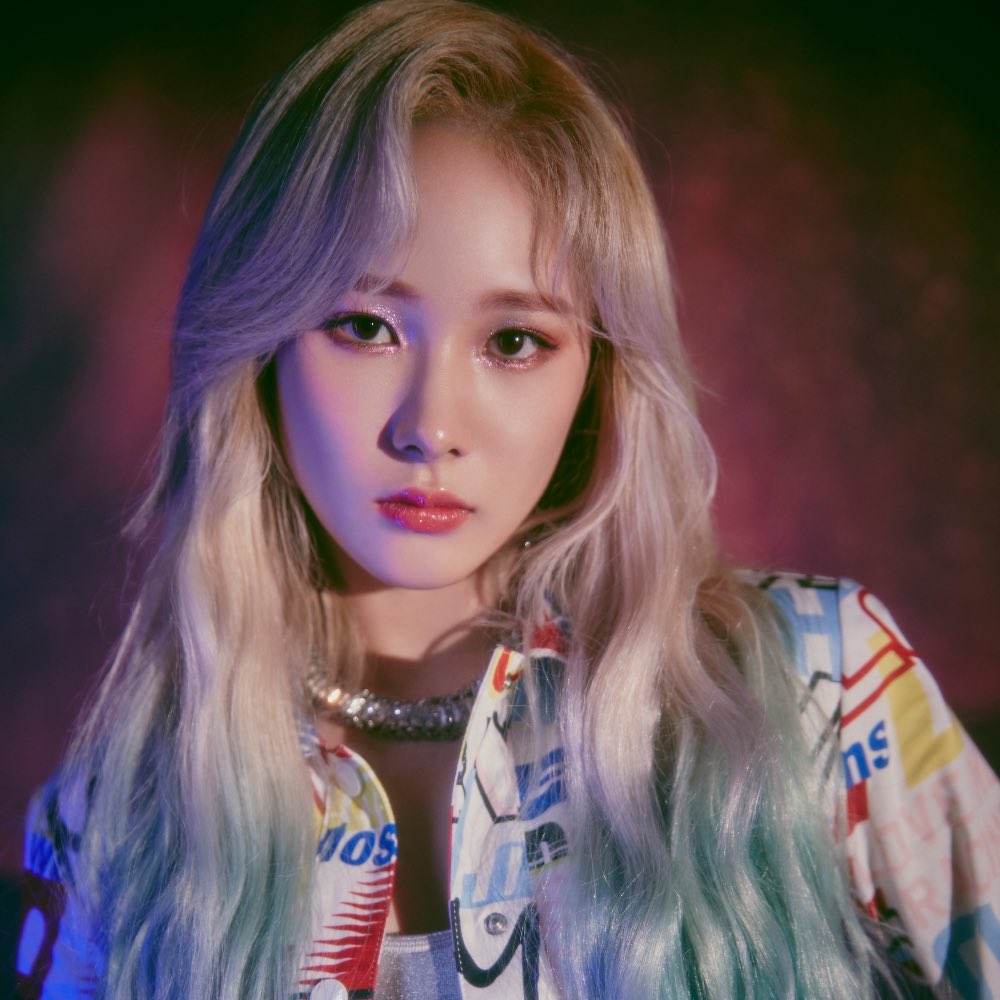 2. MIA (Everglow)mia is such a powerful performer. she’s a rookie but performs with skill and precision. she’s just very enticing to watch in general.