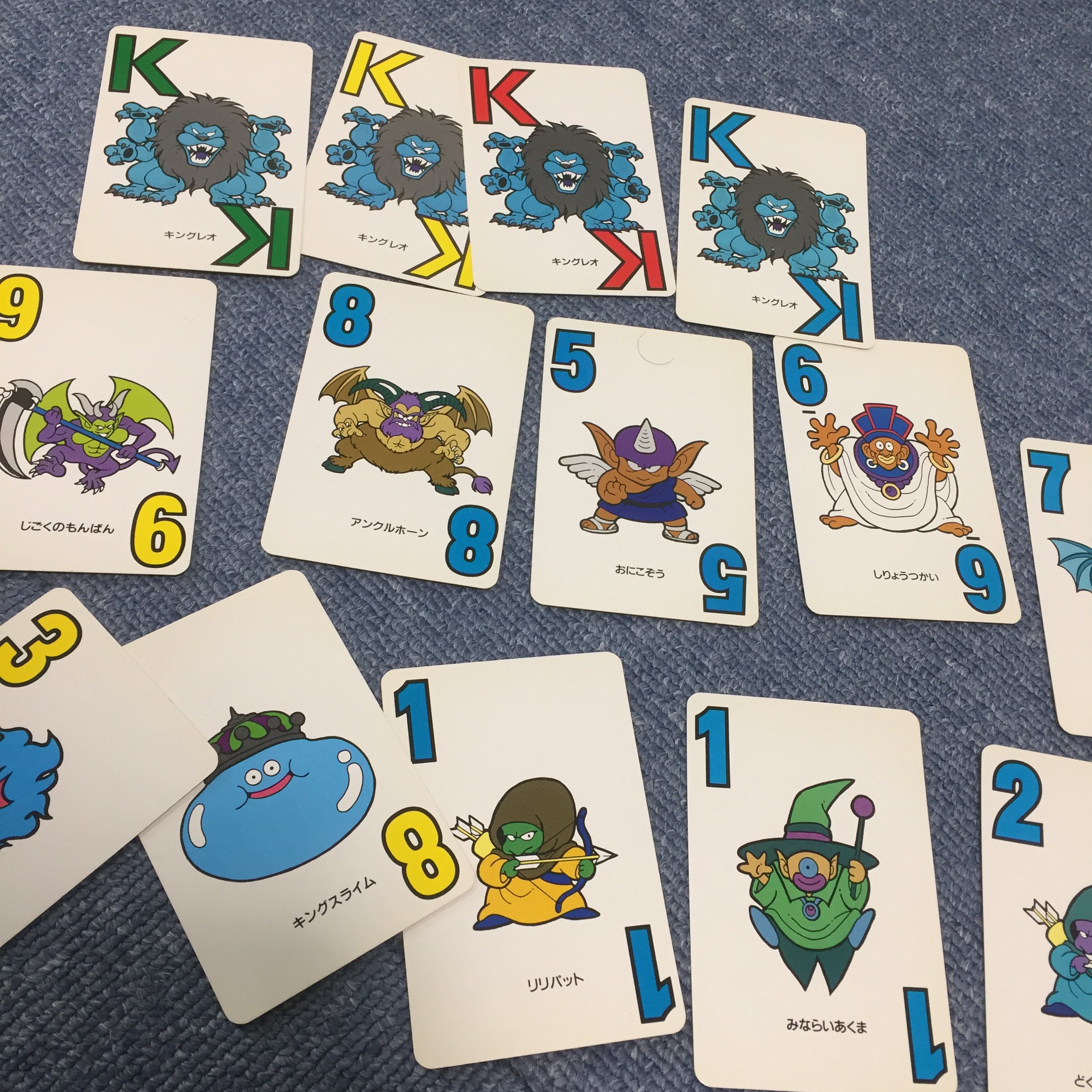 ろーるろーる 26 ドラゴンクエスト カジノトランプ ドラゴンクエストのトランプです クローバーやハートの絵柄 スート がドラクエ仕様で超かわいい 絵札カードも全部違っていて とても贅沢なトランプです やはり遊ぶならポーカー