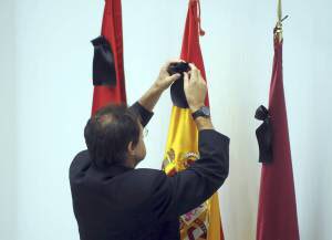 MasterEventsM's tweet image. 🔴Ja teniu al BOE el decret de dol oficial. És inèdit per la durada (10 dies) i pq dona instruccions tan per banderes exteriors com per interiors: amb crespó negre a la part alta del pal. 
💡Es concreta per evitar l’error recurrent de “punxar” les banderes #ProtocolOficial