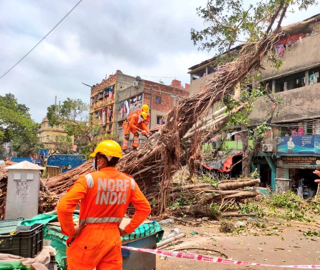 RT: RT NDRFHQ: #CycloneAmphan Updates 27/5/20-

𝐃𝐀𝐘7-#PostAmphanRestoration

NDRF @ Restoration Work at Maniktala & Raj Dinendra Street, Kolkata, WB

#NDRF4U
#Committed2Serve 
satyaprad1 ndmaindia PMOIndia HMOIndia PIBHomeAffairs BhallaAjay26 DDNewsl…