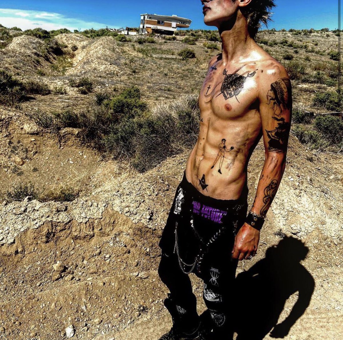 SICKB0YS0LDIER's tweet photo. he could hit me with his car and i’d be okay with it https://t.co/mMboLu4hR9