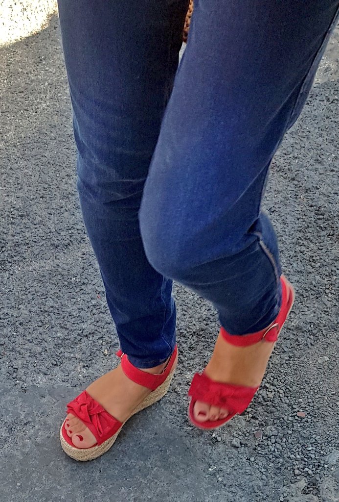 PiesitosL's tweet photo. Una es mía , manda tus aportes al mensaje directo y aquí las subimos anonimo🥵😍🔥🔥.#feet #feetlovers #feetadict #fetishfashion #feetlovers #feetpics #sandals #barefoot #teenfeet #girlsfeet #pies #voyeur #milf #toes #sandals #milffeet #teen #fetiche #feetfetish https://t.co/269bJ1npII