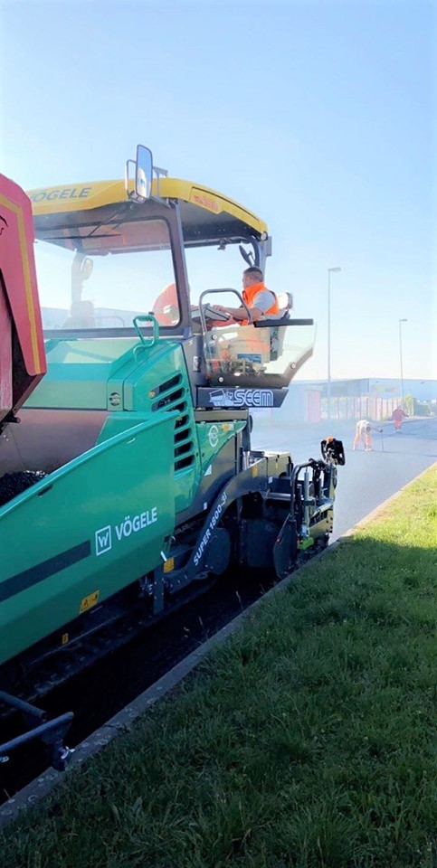 MartelGroupe's tweet photo. REGIL TP a réalisé des #travaux d'enrobés à #Montagny pour la #CCVG. Au programme : rabotage de la #route existante avec une raboteuse W2000 #Technovia puis application du tapis d'#enrobé 💪🚧 #BTP #MARTELGROUPE #CHANTIER #VOIRIE #ENGINS #CAMIONS #SEEM #VOGELE #CONSTRUCTION https://t.co/PUIRGfO1l4