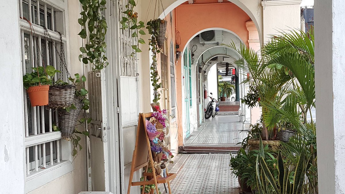 Kaki lima is an example of climate-adapted urbanism in Malaysia. The five-foot walkways in front of shophouses is a public realm found in many heritage towns, designed to shelter pedestrians from the tropical sun & rain. It also serves various social and economic functions (1/n).