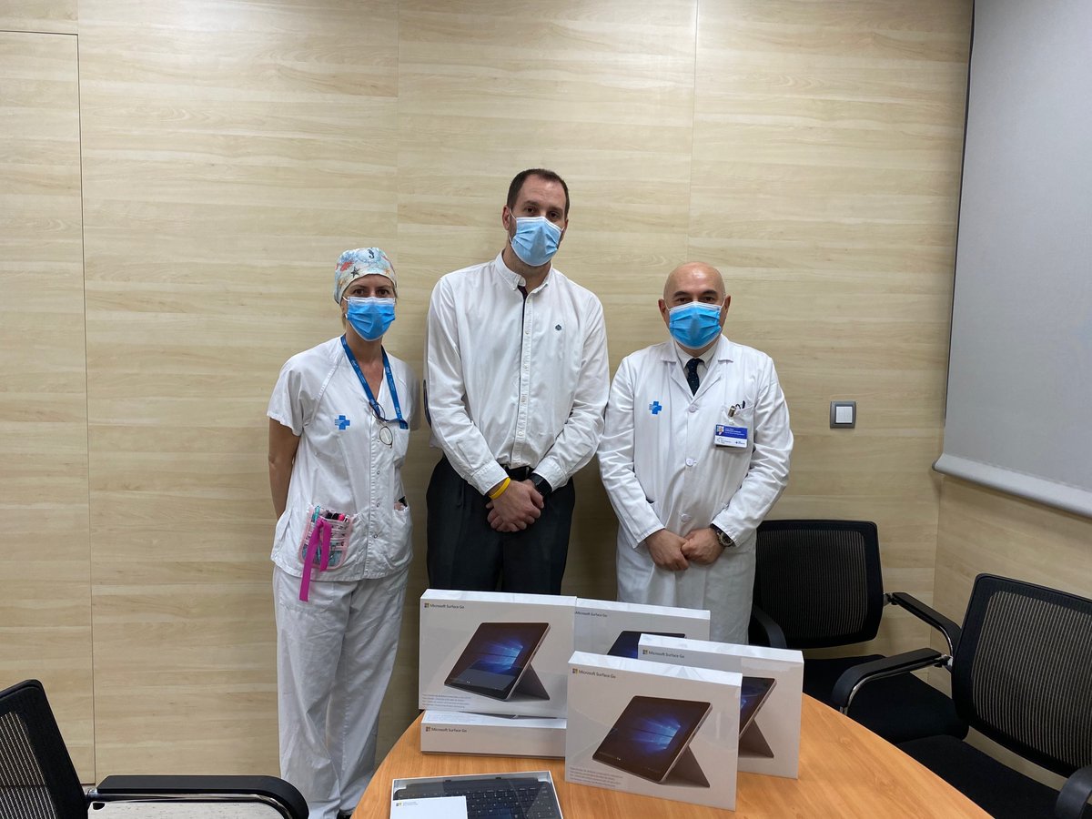 VHIO's tweet photo. Muchas gracias a @IFR_Group por donar a #VHIO tablets para hacer más amena la estancia de los pacientes oncológicos en @vallhebron 👏 https://t.co/id3B7BBOgU