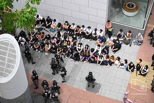 Nicole922830251's tweet photo. @ShibaniMahtani Being young is a crime in HK, welcome to #HKPoliceState
#HKPoliceBrutality https://t.co/VAHx0PVl5A