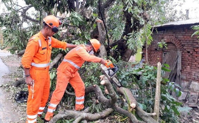 West Bengal, India.
NDRF is doing restoration work at Kholapota Basirhat, North 24 Parganas, West Bengal: NDRF
#CycloneAmphan-#PostAmphanRestoration
#NDRF4U
#Committed2Serve