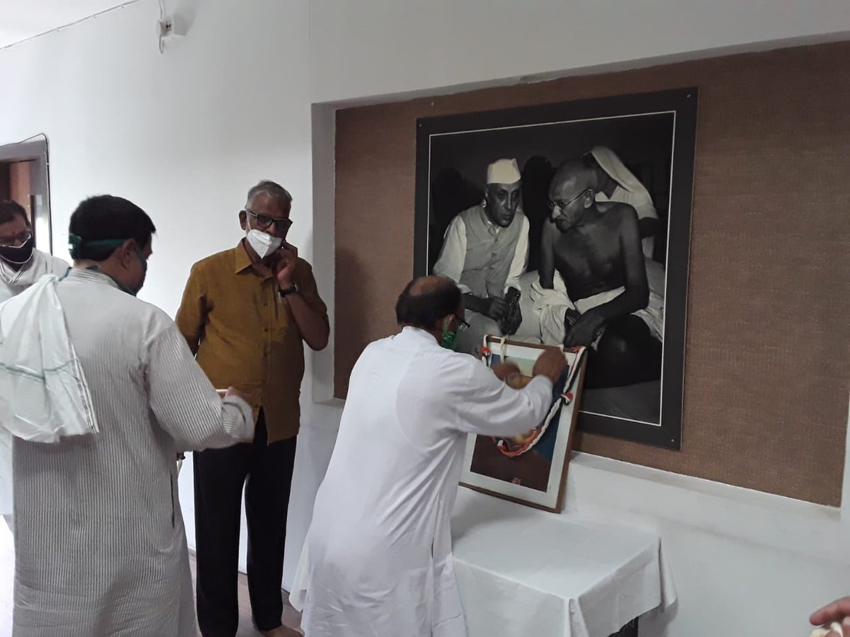 INCMP's tweet photo. भारत के प्रथम प्रधानमंत्री पंडित जवाहरलाल नेहरू जी की पुण्यतिथि पर मध्यप्रदेश कांग्रेस कमेटी के प्रदेश मुख्यालय में पुष्पमाला अर्पित कर नमन किया।

शत् शत् नमन..! https://t.co/fv0tJMYd1X