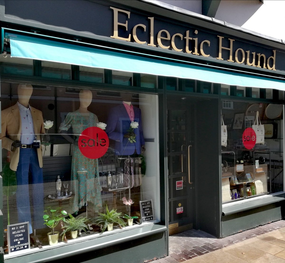 eclectichound's tweet photo. A little #windowchange  to reflect the weather 🌞 Enjoy 40% off selected items online 👇 https://t.co/2xIAtdpf5o
.
.
#menswearsale #womenswearsale #summersale #summervibes #eclectichound #eclecticapparel #antibland #colourpop #shopindie #lovelocal #leadnotfollow #lovewinchester https://t.co/hFd3MOXP3D