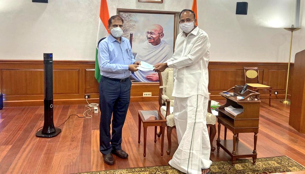 आज पंजाब विश्विद्यालय के कुलपति प्रो. राज कुमार ने भारत के उपराष्ट्रपति तथा पंजाब विश्वविद्यालय के कुलाधिपति, श्री एम वेंकैया नायडू से भेंट की और प्रधानमंत्री राष्ट्रीय राहत कोष के लिए पंजाब विश्वविद्यालय के कर्मचारियों द्वारा किए गए योगदान का रू 76,37,753 का चेक प्रदान किया।