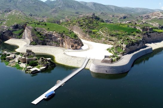 burası yeni hasankeyf'miş. yani bir kurul oluşturup doğanın, tarihin, kültürün, medeniyetin, estetiğin canına nasıl okuyabiliriz diye günlerce kafa yorsan böyle bir şey çıkaramazsın ortaya. inanılır gibi değil.