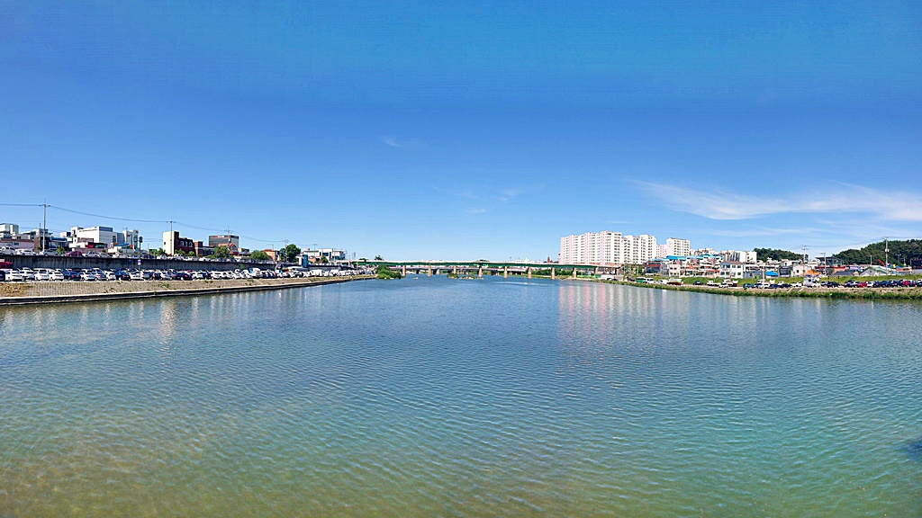 지금 이시간 강릉의 하늘
잠시 하늘을 바라보시길
눈이 부시도록 하늘이 이쁜 강릉이다.

강릉 남대천 풍경
언제나 아름다운 남대천이다.
#강원도 #강원도여행
#강릉남대천 #강릉꽁지