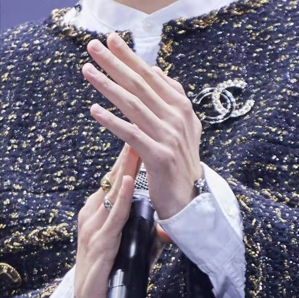 𝚆𝚈𝙱 𝚑𝚊𝚗𝚍𝚜 ① ↭𝚊 𝚝𝚑𝚛𝚎𝚊𝚍