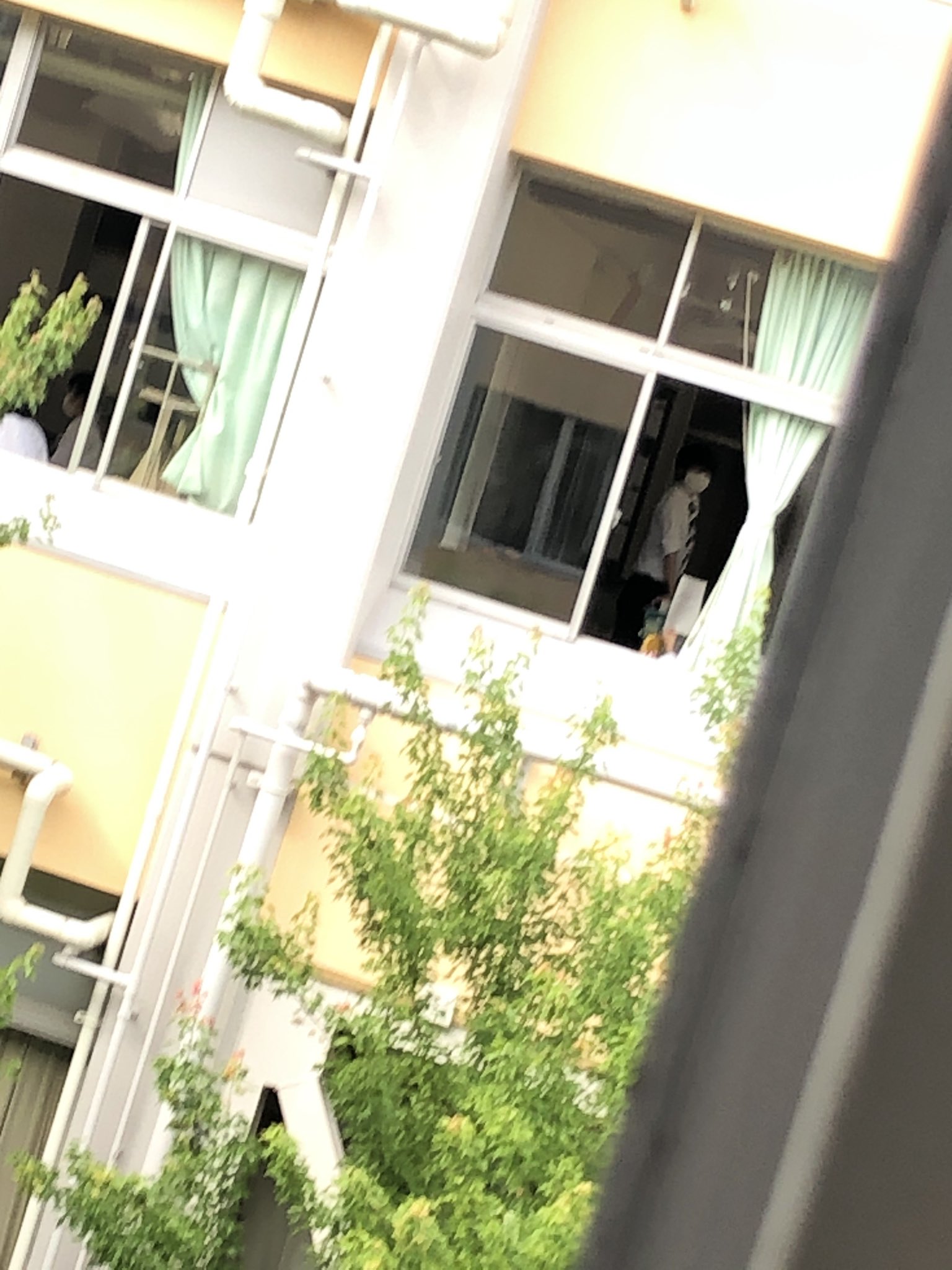 窓　盗撮 花音 в X: „好きな先生(移動説出てた)が新1年生の担任になって、 てっきりもう会えないものだと思ってたから嬉しくて窓から盗撮したらバレた(泣)(ぴえん)  https://t.co/5STIrACK9r“ / X