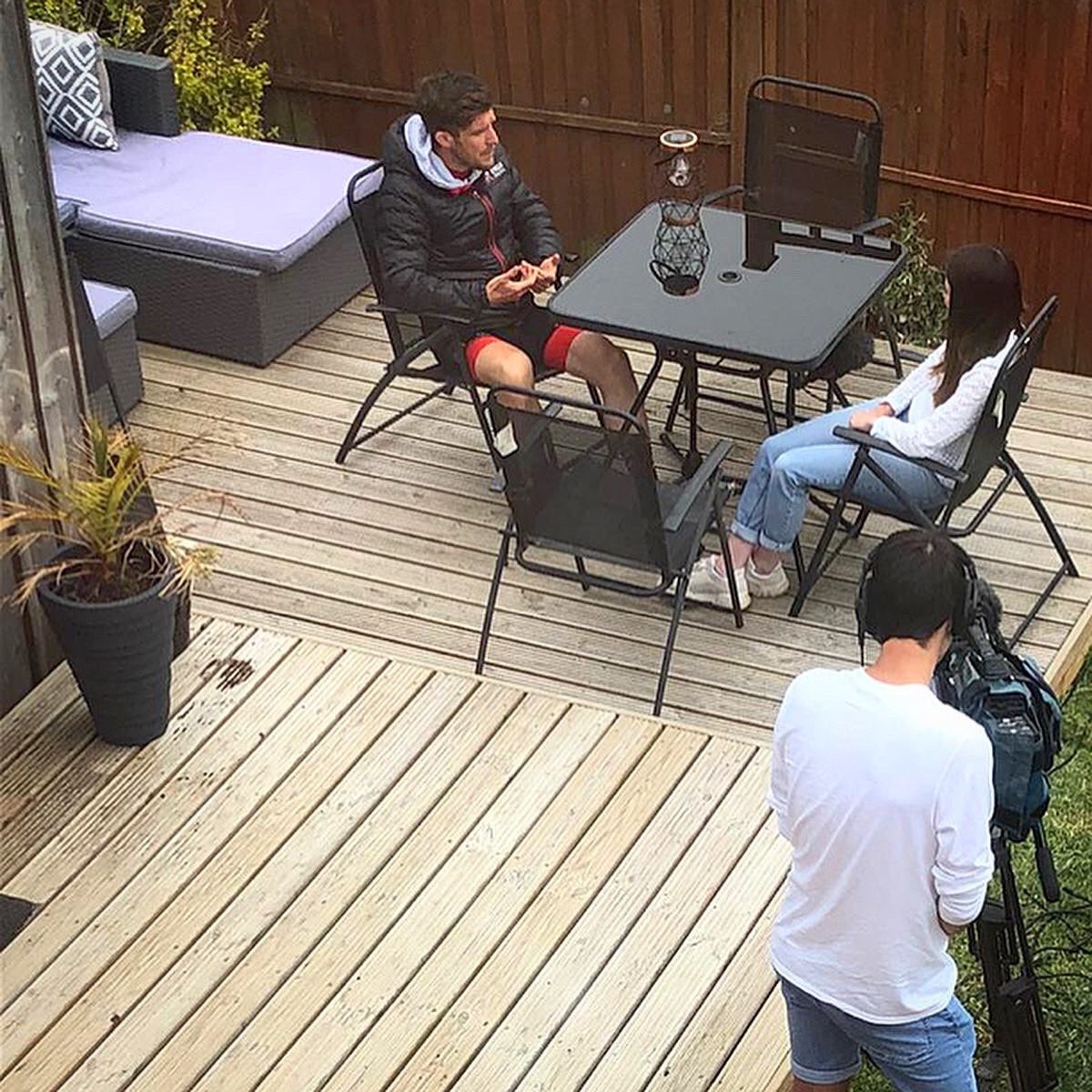 David88Cole's tweet photo. Teimlade diwrnod 65:-
Grêt cal @S4C S4C draw yn yr ardd ddoe I wneud darn ar fy siwrne Triathlon; y newyddion am gohirio yr Ironman World Champs yn Kona; a sut dwi wedi ymdopi gyda ymarfer trwr amser ma yn lockdown. Diolch am y sgwrs @HanaMedi Bydd y rhaglen ar @PrynhawnDaS4C https://t.co/srq6yMzuNE