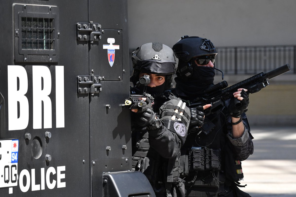 #Paris19 | Fin d'intervention de la #BRI dans un immeuble squatté suite à un violent différend avec arme blanche.
➡️ 7 personnes interpellées dont le mis en cause qui avait blessé 3 personnes.