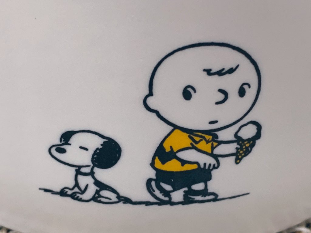 くらしの器王子ヤマワ V Twitter スヌーピー 70周年記念プレート白 黒 1950年10月2日に Peanuts というタイトルで連載開始した 丸い頭のお人好し少年 と 彼の飼うビーグル犬 の日常の物語 それから今年で 70周年 現在親しまれるものではなく 連載開始当時の