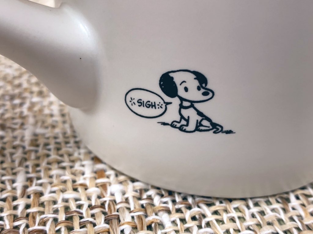 くらしの器王子ヤマワ V Twitter スヌーピー 70周年記念プレート白 黒 1950年10月2日に Peanuts というタイトルで連載開始した 丸い頭のお人好し少年 と 彼の飼うビーグル犬 の日常の物語 それから今年で 70周年 現在親しまれるものではなく 連載開始当時の