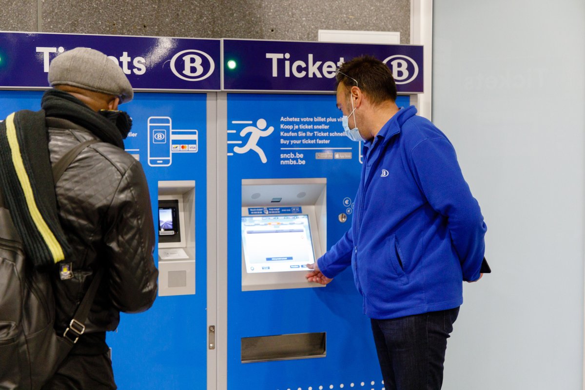 NMBS's tweet image. Een verplaatsing met de trein gepland? 🚆 Je moet in het bezit zijn van een geldig 🎟 ticket voor je traject voordat je op de trein stapt. Het is momenteel niet meer mogelijk om een ticket bij de treinbegeleider te kopen ❗ #MoveSafe