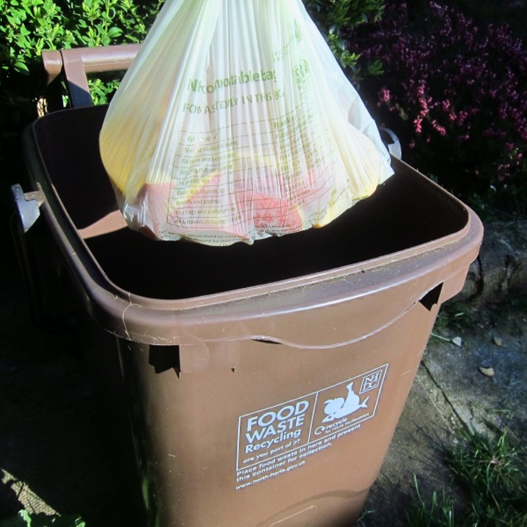 ♻️ Recycled food waste gets sent for composting at Cumberlow Green on the A507 near Rushden, where it is turned into compost and sold to local farmers to spread on the fields and grow new crops.
Food waste should be placed in your outdoor food caddy for collection every week.