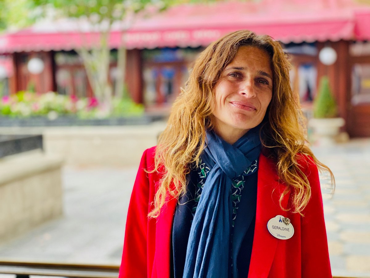 Géraldine et ses collègues continuent d'assurer la propreté de #DisneylandParis - à la fois en coulisses et dans les parcs - pour les Gardiens de la Magie qui travaillent toujours sur site, et pour que le complexe reste impeccable afin d'accueillir à nouveau les visiteurs.