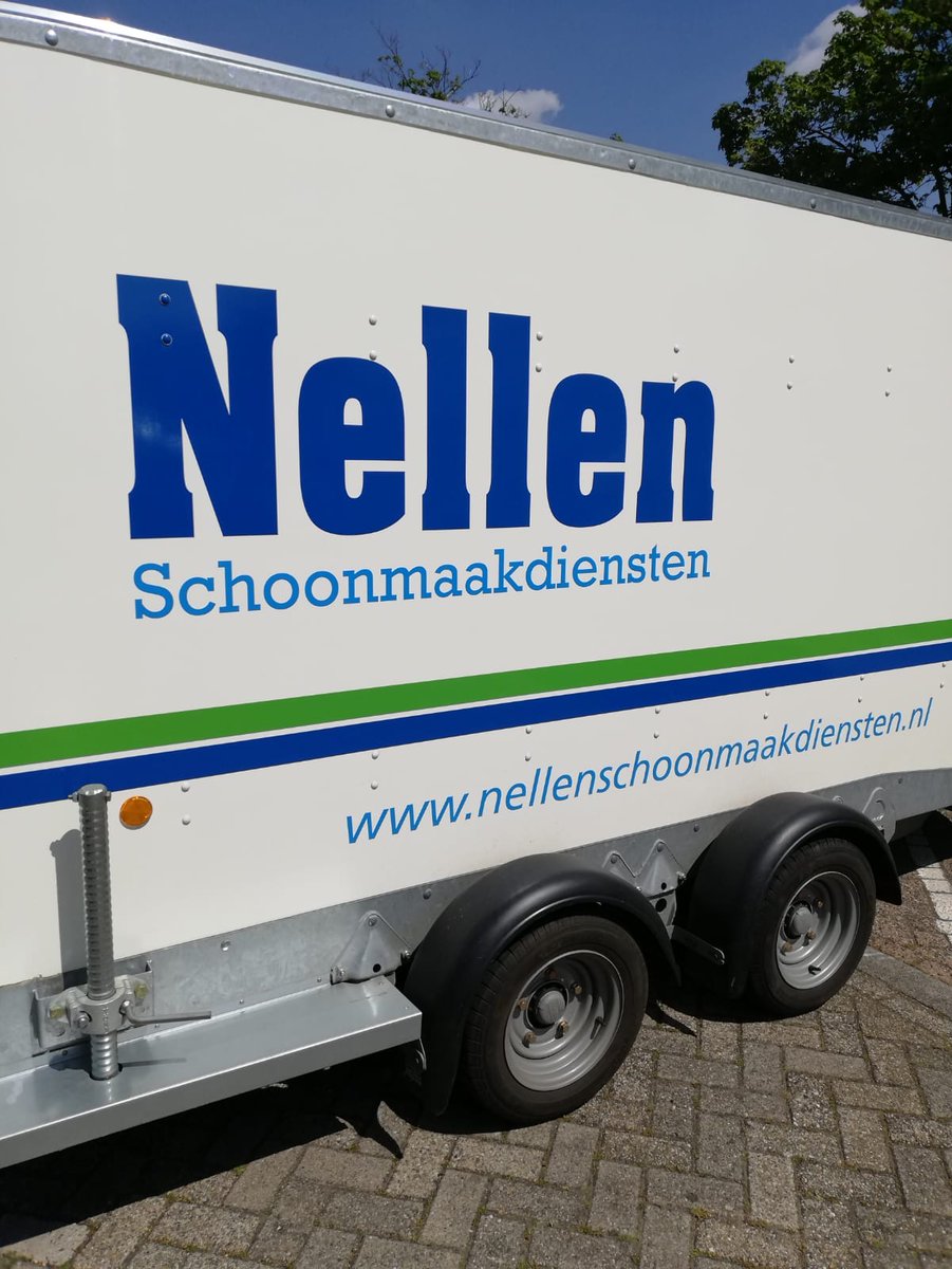 VoedselbankOss's tweet photo. Schoonmaken zit #Nellen Schoonmaakdiensten uit #Nuland in de genen. En nu helpt het mooie bedrijf ook de @VoedselbankOss. Met twee pallets toiletpapier en vele pompjes met handzeep. Onze klanten zullen er blij mee zijn. #Bedankt. Angel Nellen kwam het zelf brengen. https://t.co/RpOq5PVxDw