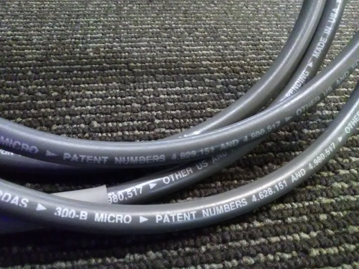 oku_papa's tweet photo. 米 CARDASのRCAオーディオケーブル"300B Micro"/1mペア(税別定価¥22,500)
試聴。上擦ったようなところがなく落ち着いており、安定感あるサウンド。オーソドックスでナチュラル、まろやか系で使いやすい。グレーの見た目がGood!!
#audio #オーディオ #シマムセン #大阪日本橋 #cardas #試聴 https://t.co/WV3WRqkQIL