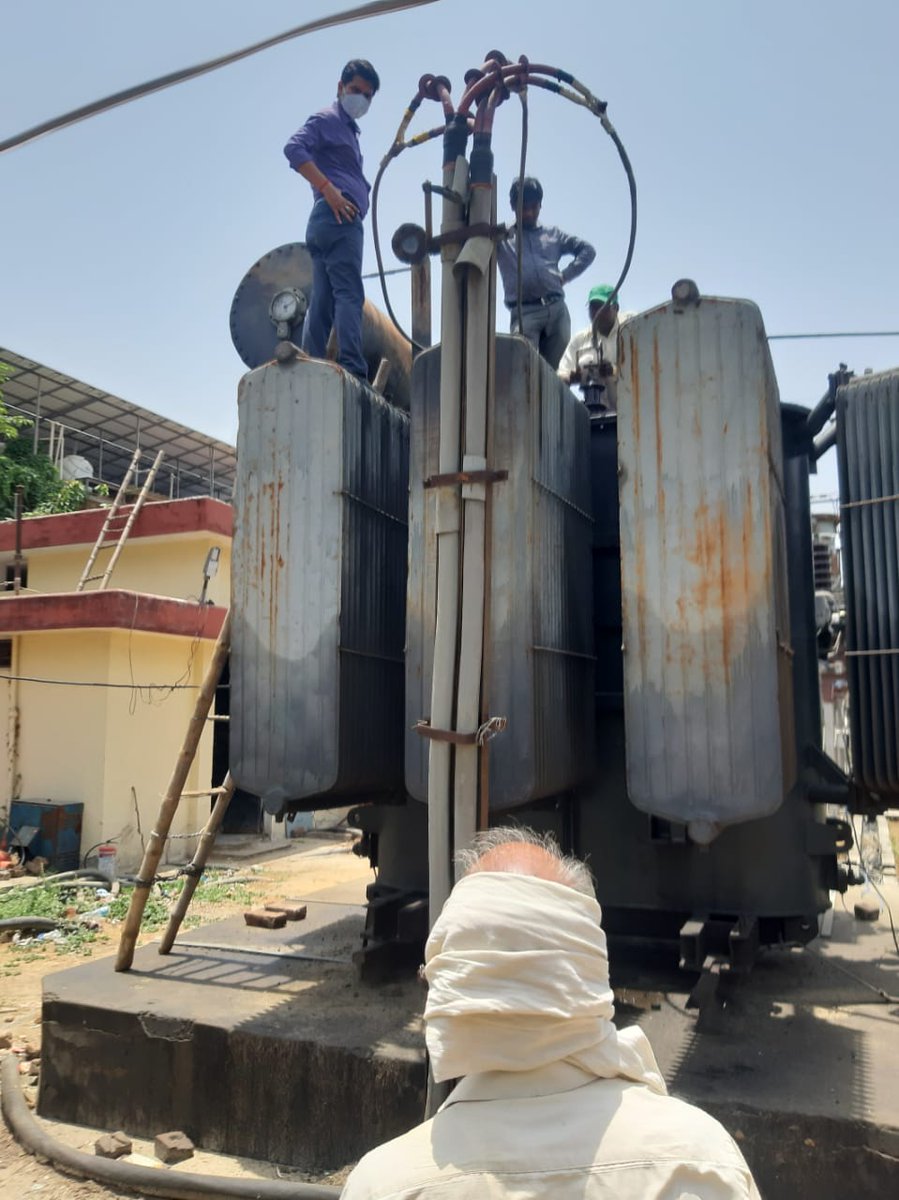 GkpXen's tweet photo. Power transformer maintenance inspection by SDO shahpur Er. Aman and je Shahpur Er. Navneet @PuVVNLgkp_urban @MD_PuVVNL @MdPuvvnl @cedgkp https://t.co/7jEShhR1sV