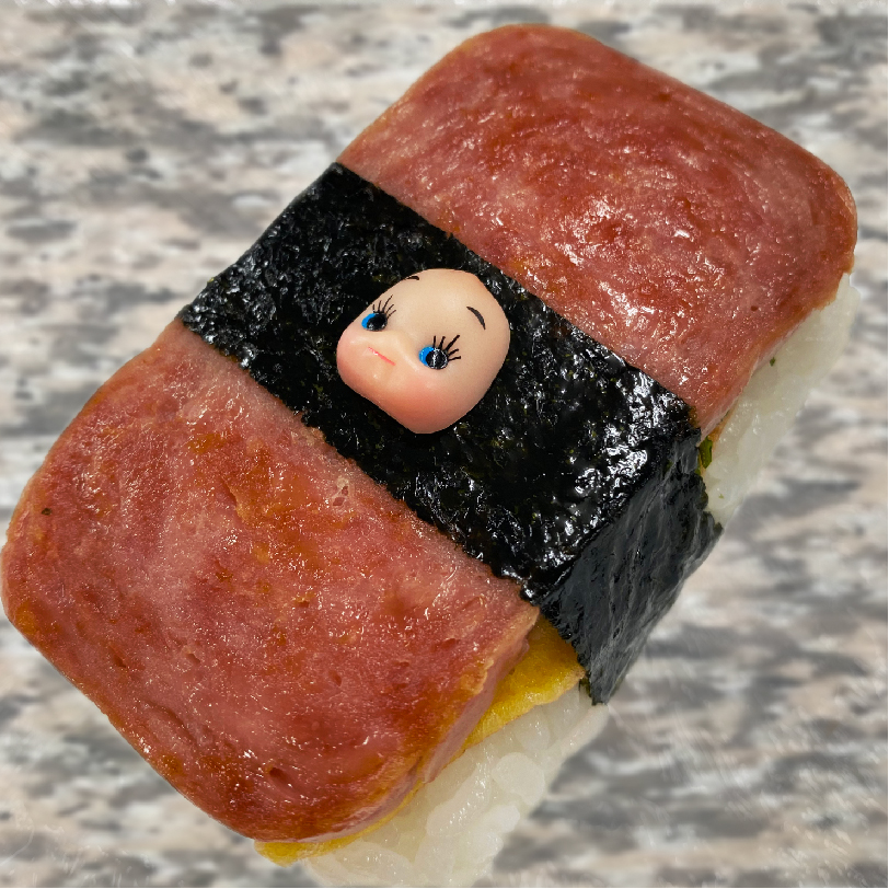 costumeqp's tweet photo. 本日のおにぎりはスパムむすび!
ハワイ州で一般的に食される軽食やおやつです。
しれっと本物に変身してますね。
今回の投稿でインスタは500postとなります!これからも宜しくお願いします☆
#コスチュームキューピー
#おにぎり散歩
#スパムむすび
#スパむすび
#おにぎり
#おむすび
#500post https://t.co/ChUoQPOUkU