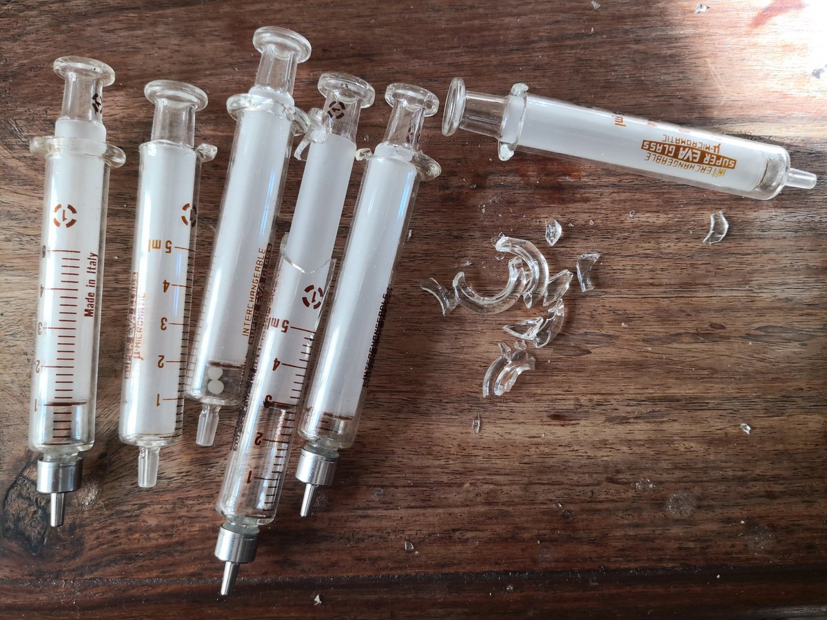 ErinaceusFrance's tweet photo. C'est du bon boulot ! 6 seringues sur 10 pour nourrir les juvéniles sont arrivées cassées. Bravo @AmazonFrance ! Entre l'emballage "Prime" sans protection et Colis Privé (qui aurait du livrer les seringues samedi...) qui traite les colis comme des brutes, on va perdre 15 jours ! https://t.co/IEIzYahKPQ