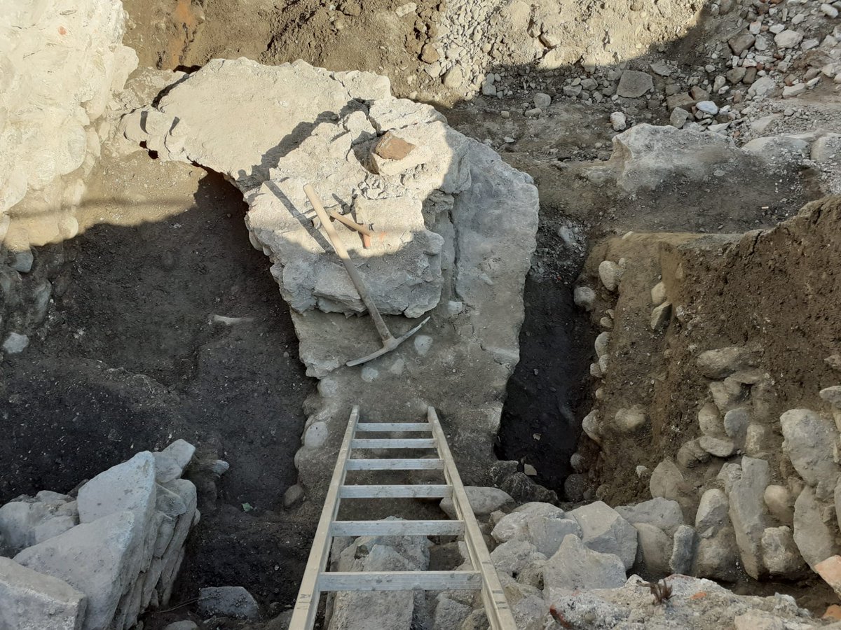 CultureVdA's tweet photo. #27maggio #news #live dal cantiere !
#inPiazzasiscava e si trova il resto di un basamento in asse con lo spazio tra i 2 templi del foro, appena prima della scalinata che univa la terrazza sacra con la zona bassa del #foro (p.zza Caveri)
Forse base di Monumento?
Grande curiosità! https://t.co/D8VzhSuXd8