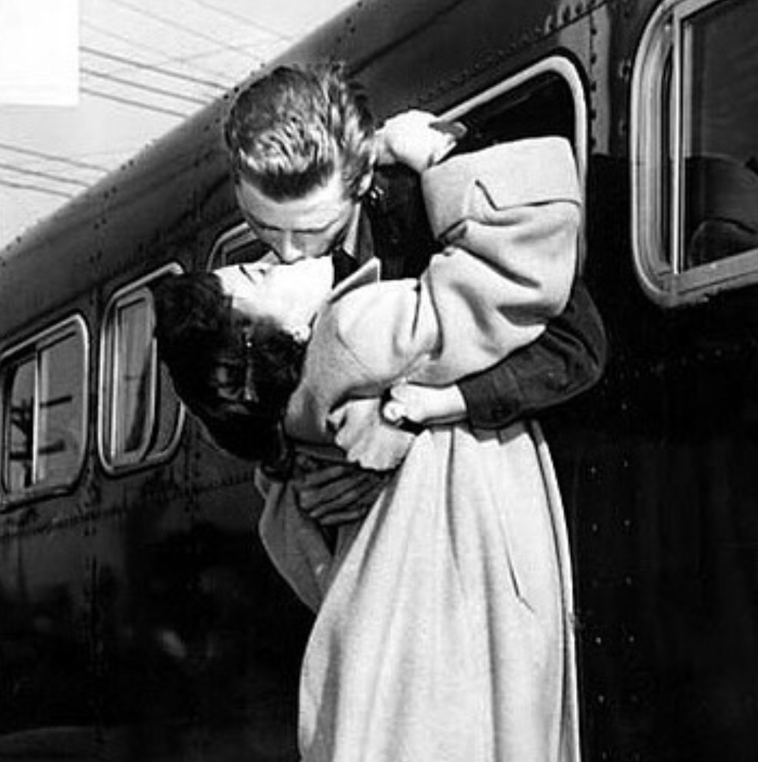 Win a €500 Sézane &amp; Octobre voucher &amp; a weekend for 2 
✔️Follow <a href="/sezane/">davidcook</a> @octobre_editions @lescomposantes on Instagram.⠀⠀
✔️ Repost this photo or your own portrait of love
✔️ Caption it with ‘Close to my heart <a href="/sezane/">davidcook</a> @octobre_editions  @lescomposantes #unedeclarationsezane