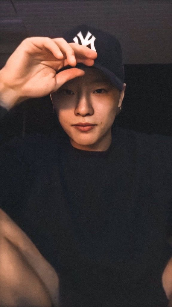 A thread of seungyoun wearing his favorite navy blue LA dodgers and beige NY Yankees cap;