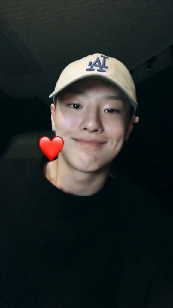 A thread of seungyoun wearing his favorite navy blue LA dodgers and beige NY Yankees cap;