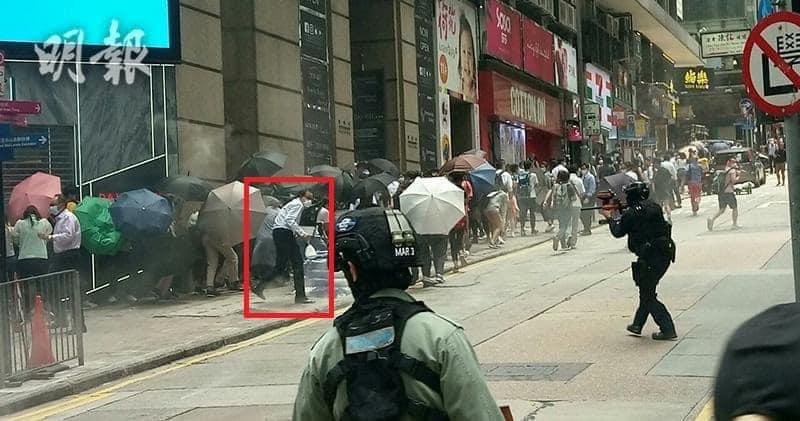kunnnn8's tweet photo. @robert_spalding During today’s lunchtime, Hong Kong police fired pepper bullets into towards unarmed citizens, appearing to hit an office worker who was on his way to buy lunch.#SaveHongKong #HKPoliceState #HKProtests #hongKongindependence https://t.co/PK1v50mLwz