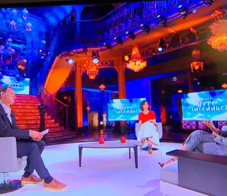 Merci <a href="/RDVETI/">Rendez-vous en terre inconnue</a> pour cette belle soirée pleine d'émotion. Une jolie surprise pour la #GautierTeam de vous découvrir : <a href="/RdeCasabianca/">Raphael deCasabianca</a>, @nawellmadani et <a href="/Eglantine_EMEYE/">ÉMÉYÉ Églantine</a> autour de notre table basse Galet, pour échanger sur cette incroyable parenthèse voyage. #RDVETI