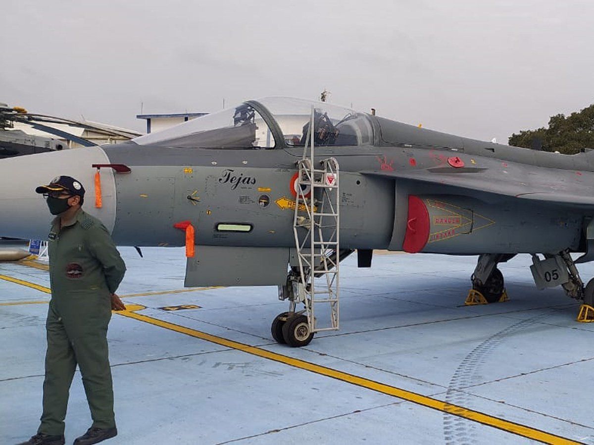 indiavoicenews's tweet image. तमिलनाडु के कोयम्बटूर में एयरफोर्स चीफ ने तेजस में भरी उड़ान, दूसरी स्क्वाड्रन वायुसेना में शामिल 
#Tejas #AirforceChief #Tamilnadu #Coimbatore