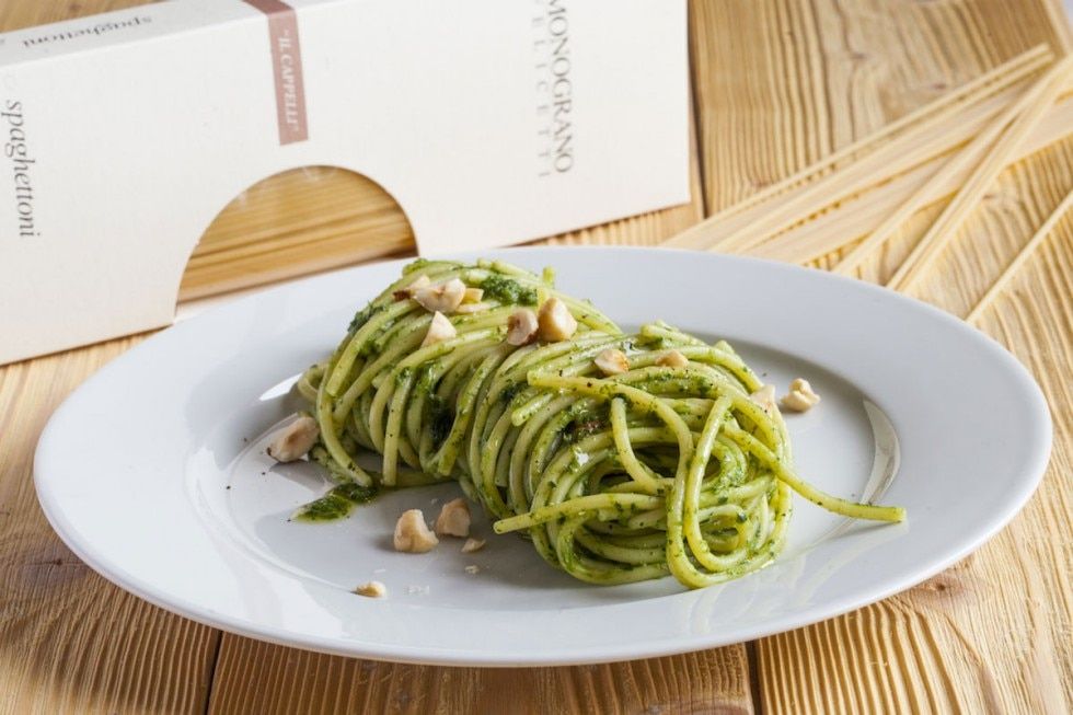 Spaghettoni con pesto di #cicoria, #biete e acciughe:  buff.ly/2yteweT. <a href="/Cucchiaioit/">Cucchiaio d'Argento</a> 

Rendete questo piatto speciale con la cicoria e la bieta che trovate nella cassetta di #Verdura a #foglia #BIO su <a href="/Kalulu_it/">Kalulu</a> ⤵️⤵️⤵️