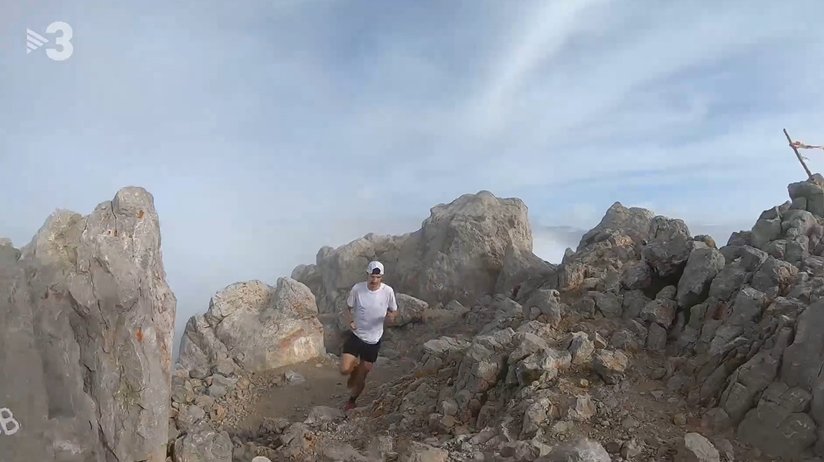 ultrescatalunya's tweet photo. 🔝 @andreu_simon bat el rècord d'ascens i descens al Pedraforca (1:00:27). El corredor de l'equip @buff_es pulveritza l'anterior marca establerta per Kiko Soler als anys 80

▶️ https://t.co/F6AaRTjpvs https://t.co/HPsvvvcKwI