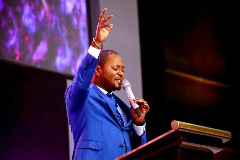 AlphLukau's tweet photo. No matter what you are going through today, God IS ON YOUR SIDE (2 Thessalonians 3:3)
It doesn't matter how harsh life will be, a man with God will never lose any battle 
You are born to overcome. VICTORY is yours today in the mighty name of Jesus! https://t.co/sOUEd5vERB