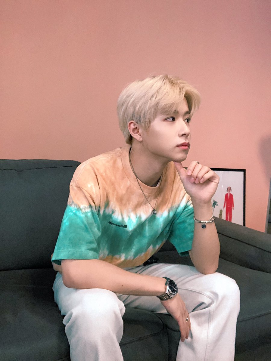 Official_SKYE_'s tweet photo. [#지안]

Are you looking at me?

#인투잇 #IN2IT #JAIHN #Color 
#안녕 https://t.co/gW0w50k8OC