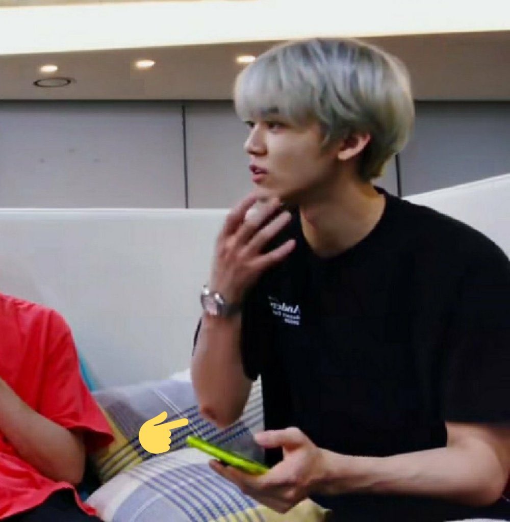 คือไลฟ์วันที่สามเจมาไลฟ์อะ นี่ก็ว่าทำไมแจมินเอาหมอนมาปิดแขน แบบ ไม่ค่อยยกแขนข้างนั้นเท่าไหร่ (คือจะแคปเพราะว่าอยากแคปแจมินใส่นาฬิกาㅠㅡㅠ) แต่สรุปคือแจมินมีแผลตรงนั้นอะ แง