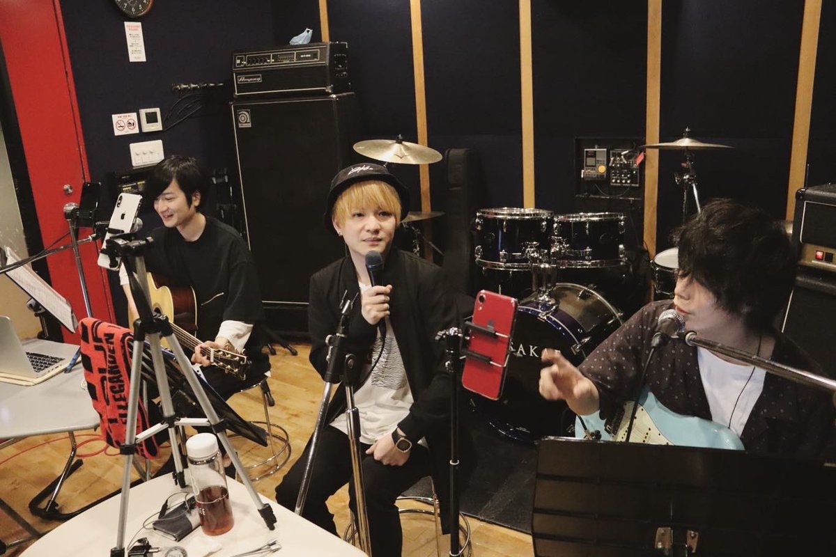 une_takeshi's tweet photo. 2020.5.19
遅くなりましたが、コラボ配信に来てくれた皆さんありがとうございました🎸
このメンバーではちょうど2ヶ月前に初コラボ配信だったな。
アニーの曲もカバーソングも楽しかった!またコラボしたい!!
#iNtElogiQ
#UneVenness
#アニーヴェンネス
#たけ丸水産
#Pococha https://t.co/laISIb2glJ