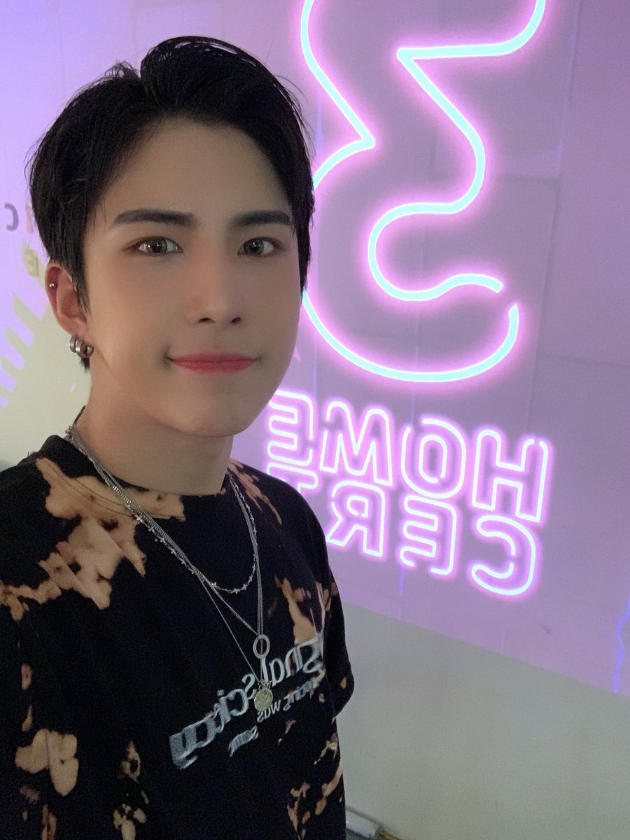 official_ACE7's tweet photo. [#ACE_DATA] 💾

쪼르르 화면 앞에 가서 셀카 찍는 세유니
를 상상하면 귀여움이 515배

#ACE #에이스 #CHOICE #초이스 https://t.co/sjpg9uOiRW