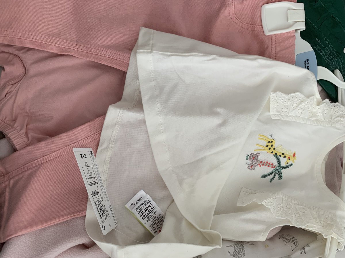 Chloe_Johnsonxo's tweet photo. @marksandspencer I’ve only received the top &amp; am missing the bottoms? As you can see on the label it’s a 2 piece set. Can someone look into this ASAP please https://t.co/QOcXyoY2pG
