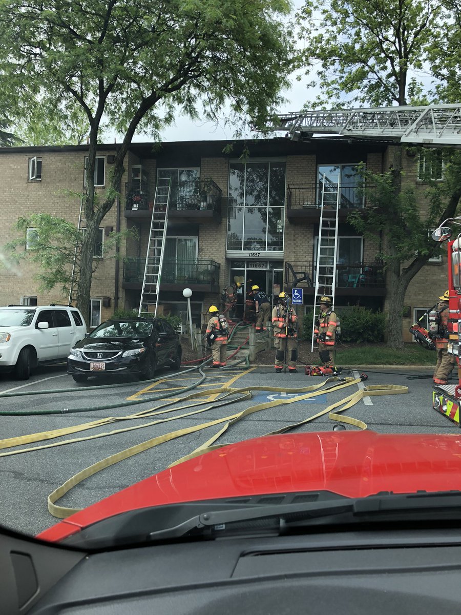 The1stBatt's tweet photo. Units from the 1st Battalion are operating on a working apartment fire with one trapped in the 11600blk of Lockwood Dr. in Hillandale. BC701 arrived with smoke showing. all occupants have been evacuated. Co. 12(Hillandale) quickly knocked the fire in a terrace apt. https://t.co/YfNMK3XEzN